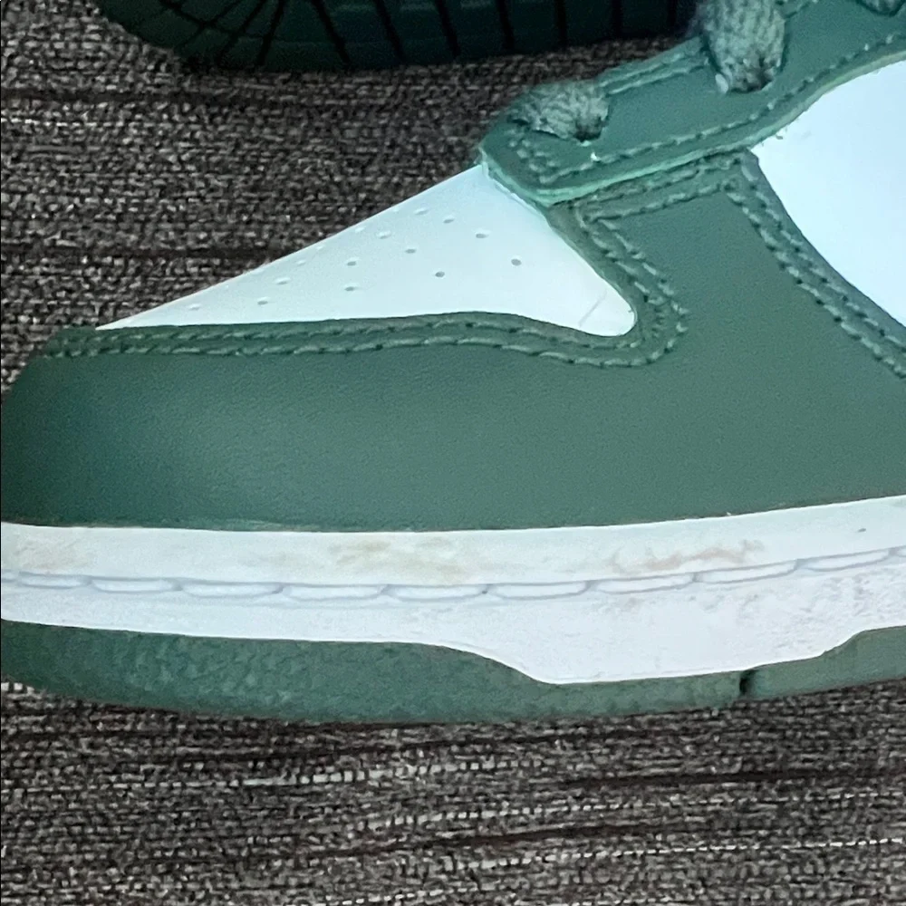 Nike - Picture 4 of 10